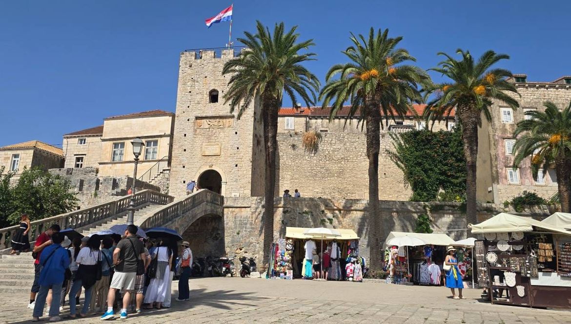 Kritika malih poduzetnika: "Više fekalija uz korčulanski lungomare, više cijene reklama - Nameti povećani i 400%!"