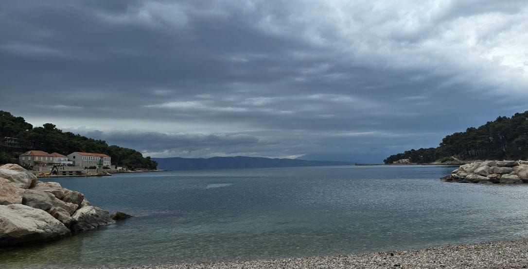 Oblačnija srijeda s južinom i mjestimičnom kišom i neverinima