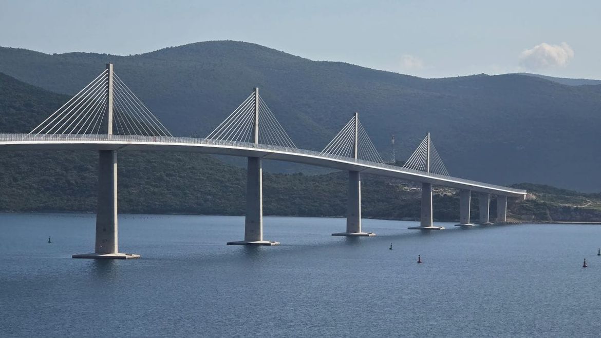 Pelješkom mostu prošlo 3 od 10-godišnje garancije - Talijani pišu o pukotinama, šef Hrvatskih cesta: "To je sve stabilno..."