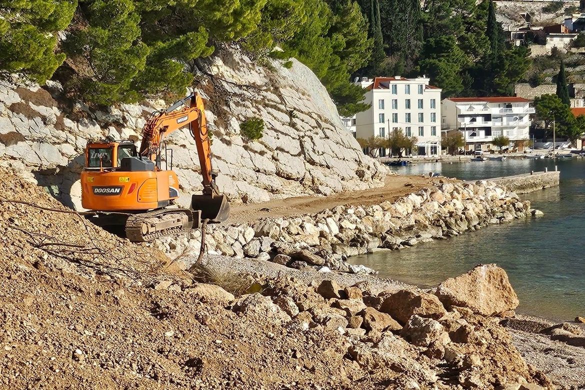 Saznali smo što ovaj bager radi na omiškom području u neposrednoj blizini mora!