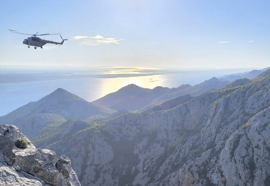 DRAMATIČAN PODVIG: Helikopterom i fiksnim užetom spašavali unesrećenu osobu s najviše stijene Velebita!