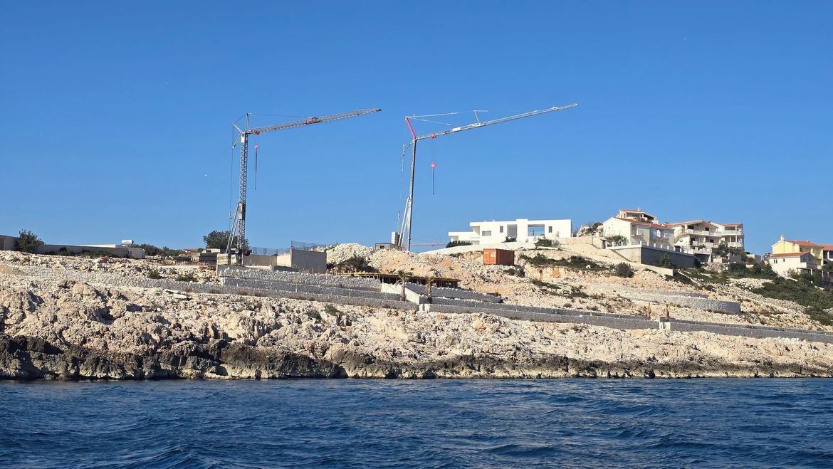 Urednici HRT-a emisiju o strahovitoj devastaciji obale stavili u kasni termin: "Iza reklama o lijekovima za čukljeve i prostatu" - Pogledajte je!