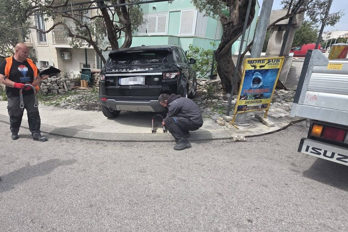 Uklonjena nepropisno postavljena parkirna rampa u Makarskoj: "Ovo se ne smije"
