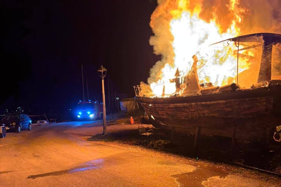 Noćas je u Vrboskoj gorjela brodica, uslijedila munjevita akcija!