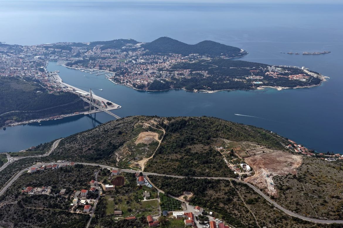 Dubrovnik gradi veliko parkiralište van grada: "Gosti ostave vozilo ovdje, a dalje idu javnim prijevozom"