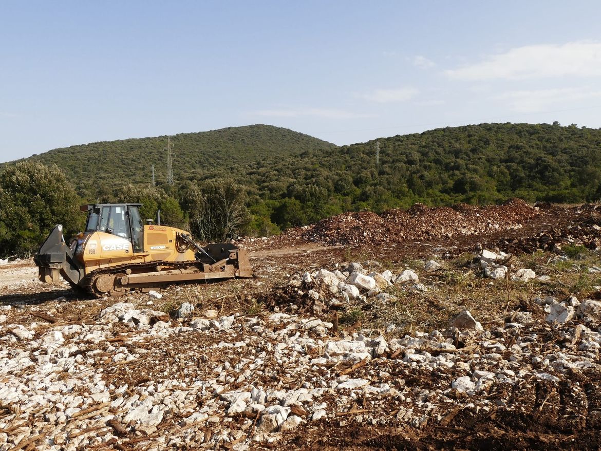 KORČULANI NA NOGAMA: "Od središta otoka rade ilegalni deponij veličine 20 nogometnih igrališta!"