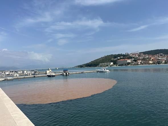 Saznali smo zašto je more u Trogiru odjednom postalo smeđe