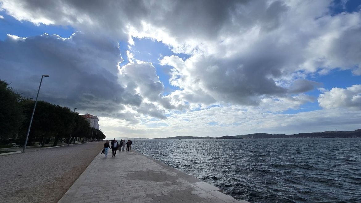 STIŽE PROMJENA Kiša i grmljavina prekidaju sunce, evo gdje će danas biti olujne bure
