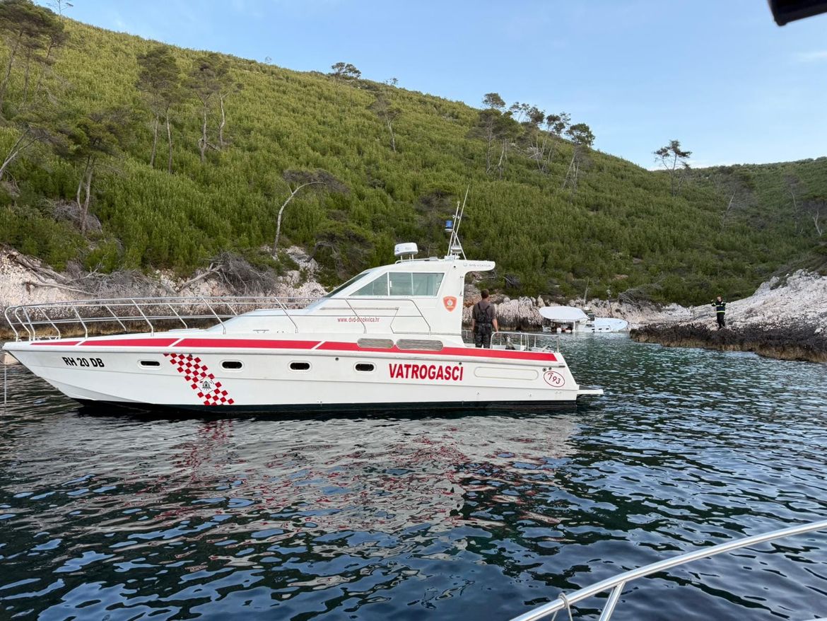 Poznati detalji nasukavanja viškog ribara na Korčuli, a reakcija vatrogasaca oduševila je svih: "Možemo mi i opiturati brodicu ako treba"