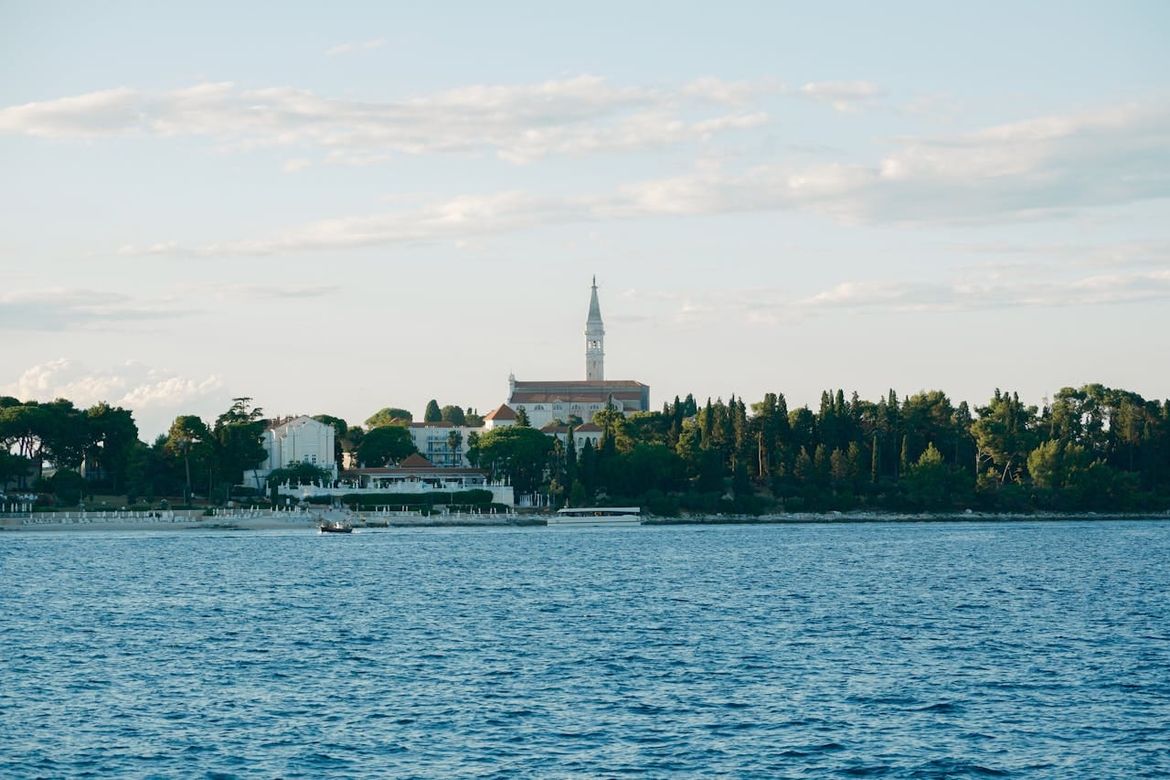 Manje topao ponedjeljak, prolazno oblačnije, ponegdje i  kiša