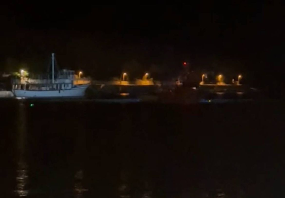 Mještani Sumartina na Braču: "Ribarski brod noću ilegalno izlovljava ribu usred luke, ugrožavaju i sigurnost trajekta!"