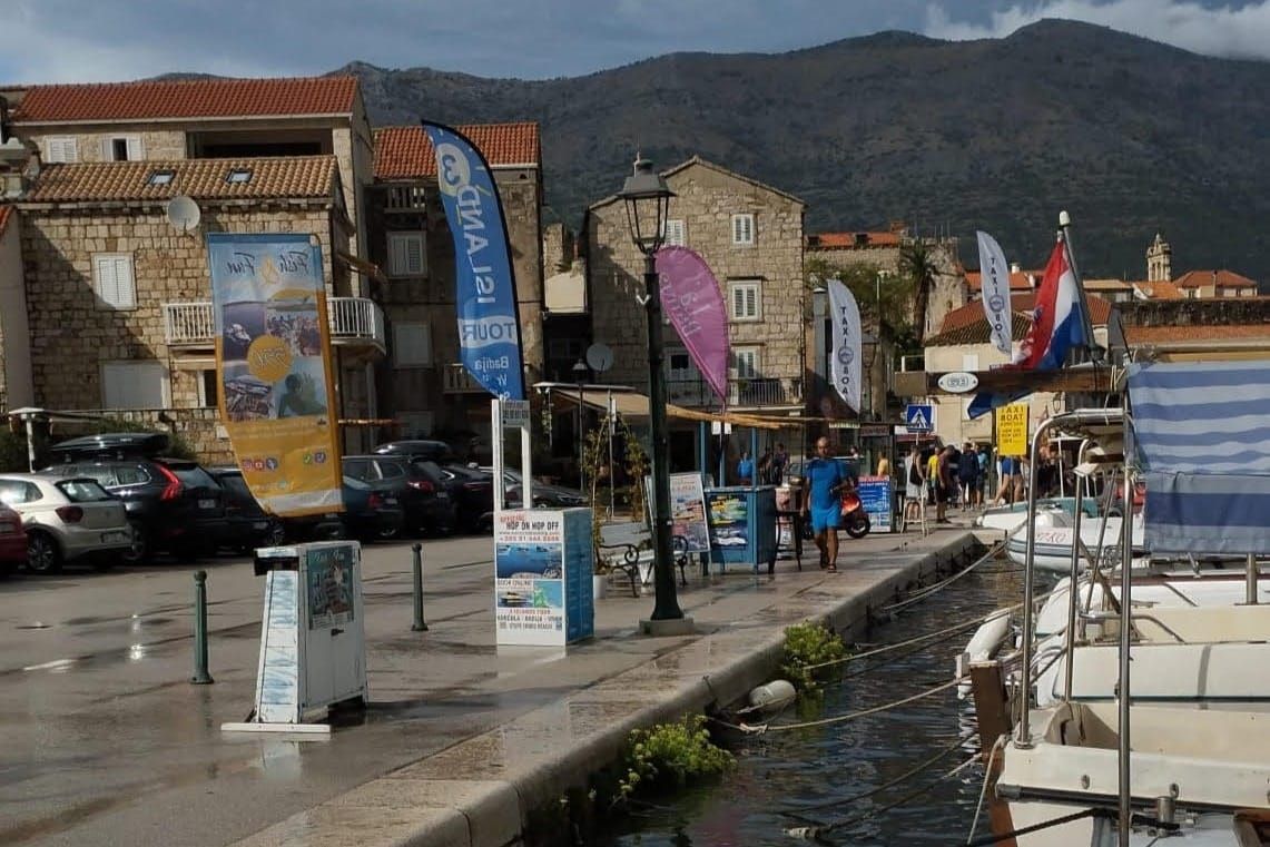 Korčulanski poduzetnik: "Na 120 metara obale samo jedan pult za prodaju izleta, ovo je monopol!" ŽLU: "Nije istina, uvodimo red!"