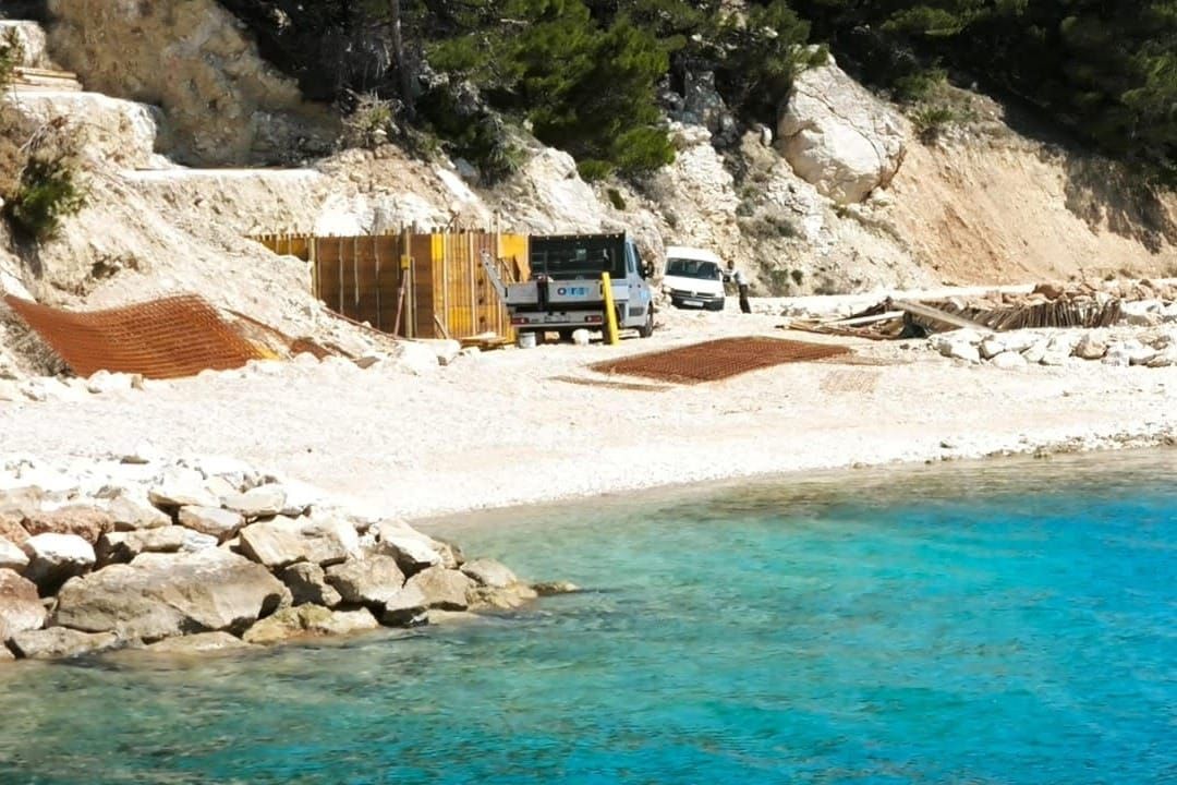 Devastacija u Ruskamenu: "Ruje po plaži i devastira pomorsko dobro"- Grad Omiš: "Zatvorili smo gradilište"