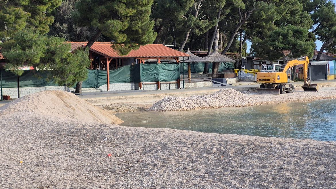 Prekrasna plaža u Biogradu na moru natrpava se šljunkom: "Sve je prašnjavo, a more je mutno"