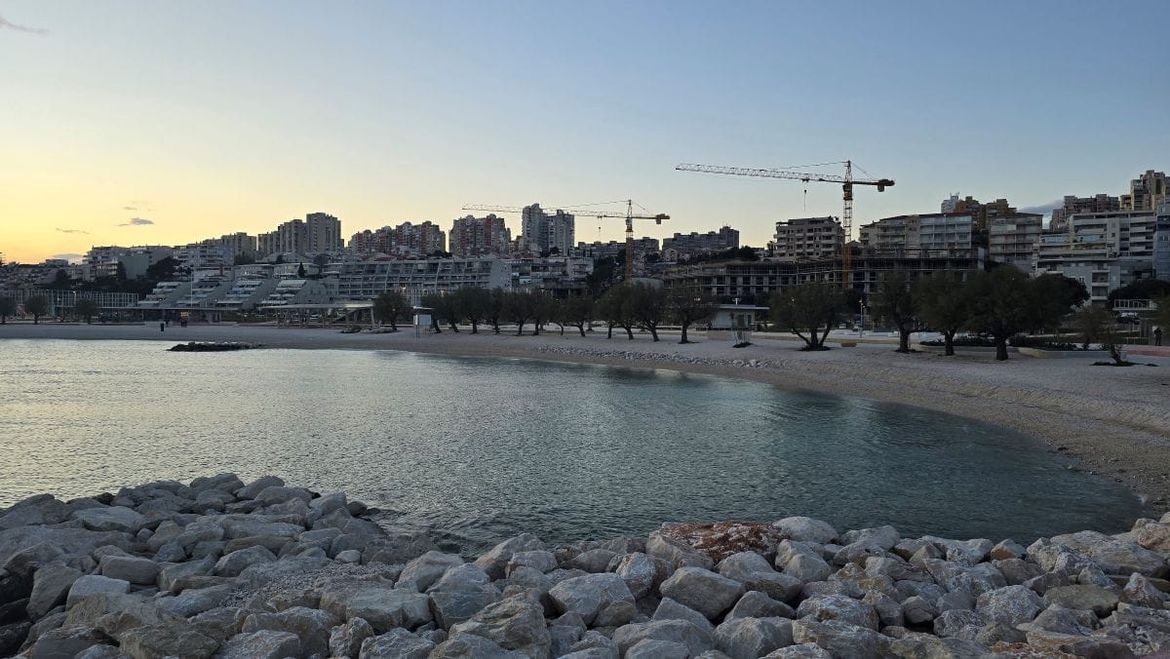 Žena se zaprepastila jer se par na splitskoj plaži navodno seksao usred dana: "Djeca su bila u blizini!"