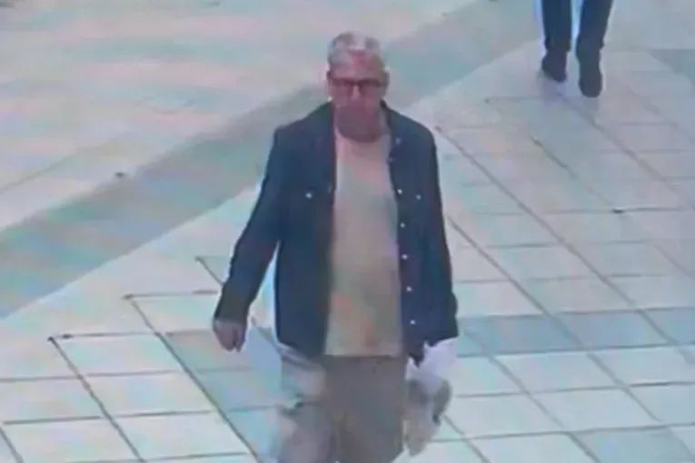 Policija traži ovog tipa zbog prijetnji novinaru u Splitu