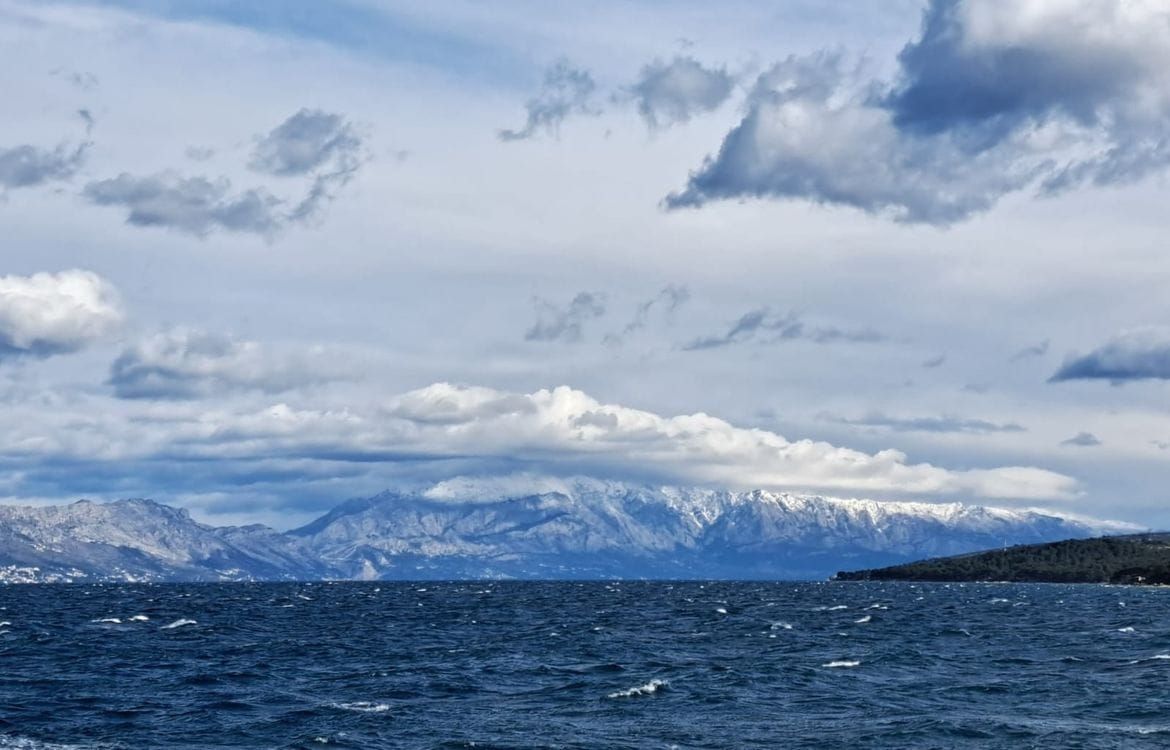 Oblačna, kišovita i svježa subota, uz lokalna nevremena