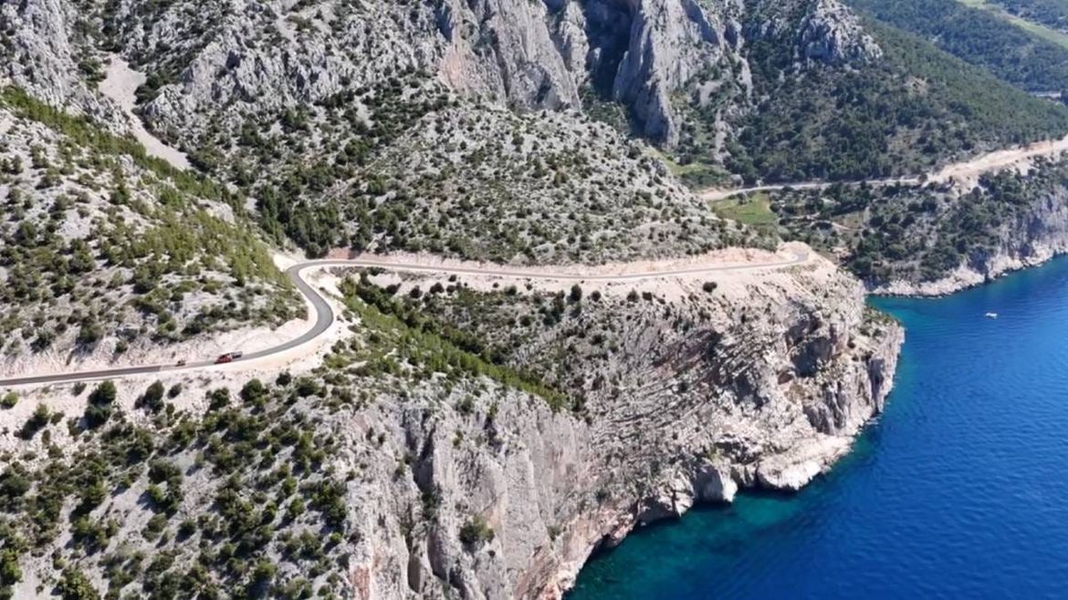 VIDEO: KRAJ AGONIJE NAKON DESETLJEĆA ČEKANJA Pogledajte kako danas izgleda nova, moderna cesta na Hvaru!