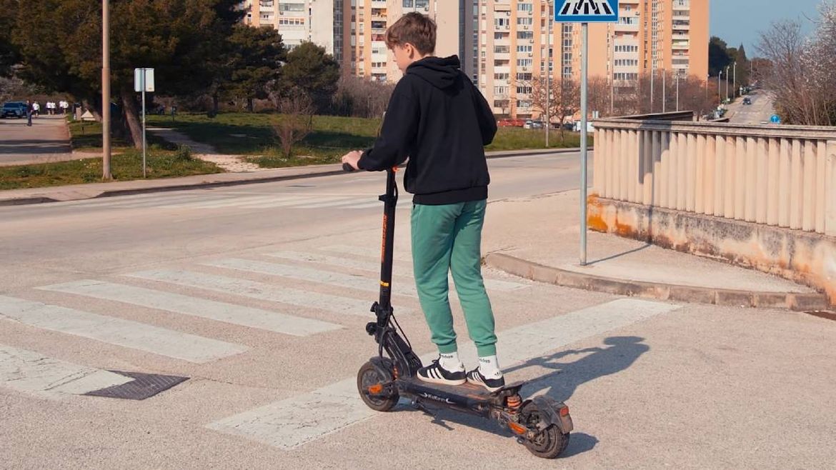 POLICIJA PLIJENI ROMOBILE! Djeca uhvaćena u teškom prekršaju na istarskoj cesti, roditelji će debelo platiti