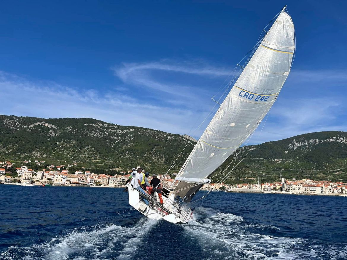 35. KOMIŠKA REGATA Jubilarno izdanje donosi novitete i spektakl u Komiškom zaljevu