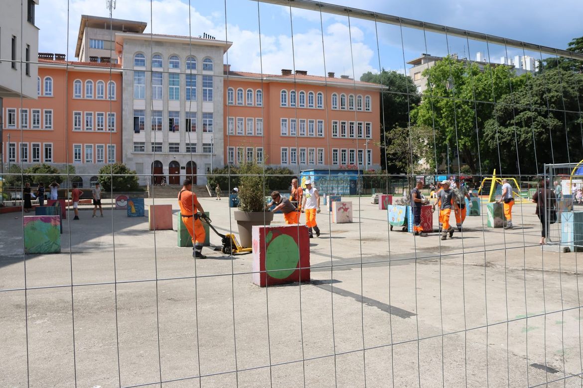 RIJEKA U STRAHU OD KATASTROFE: Trg zatvoren zbog prijetnje urušavanja, a ispod njega se normalno parkiraju automobili!