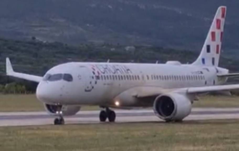 ZAVRŠIO NA TRAVI Avion u Splitu prilikom polijetanja izletio s piste: "Svi putnici iskrcani!"