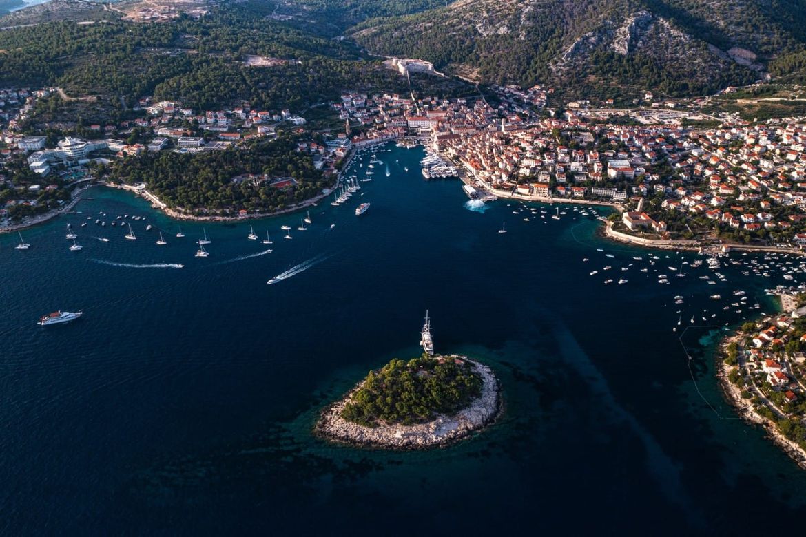IZNAJMI OTOČIĆ ZA PRIVATNI EVENT Vraćaju li se bučni derneci pod prozore Hvarana?