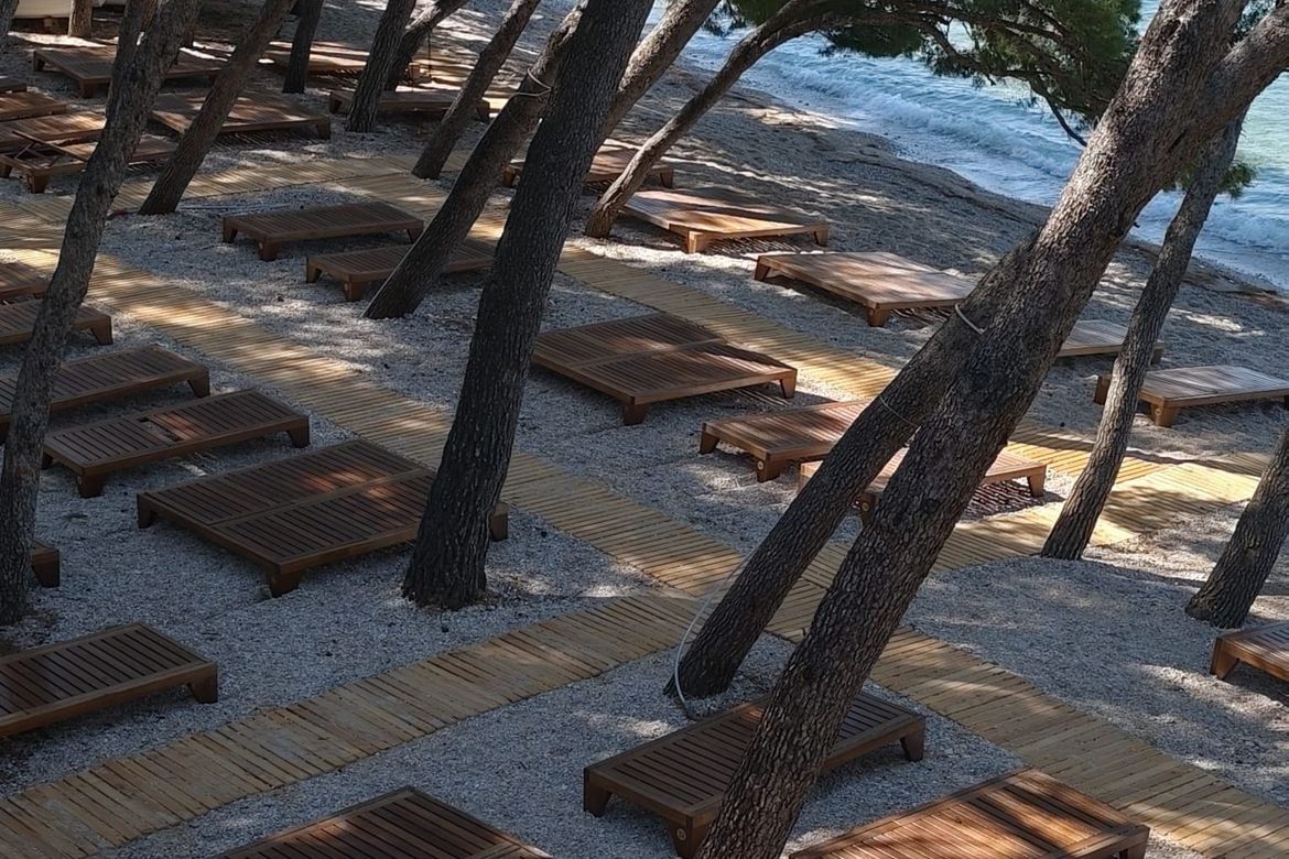 LEŽALJKE POSVUDA Nova okupacija plaže u Makarskoj:  "Nemamo gdje staviti šugaman"