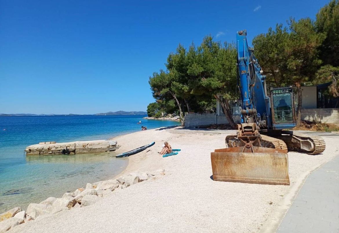 PRIMJER DRAGE-PAKOŠTANE: "Ovako se nasipa pomorsko dobro kako bi parcele od 2 metra bile unutar zakonskog gabarita od 6 metara!"