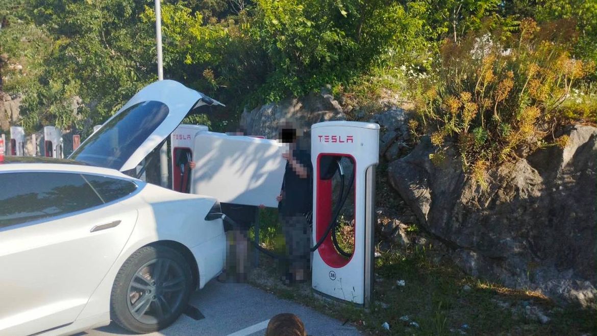 NEVJEROJATNO Čovjeku koji prodaje voće pokušale ukrasti stol od 45 eura i ugurati ga u svoju Teslu od 80 tisuća eura!