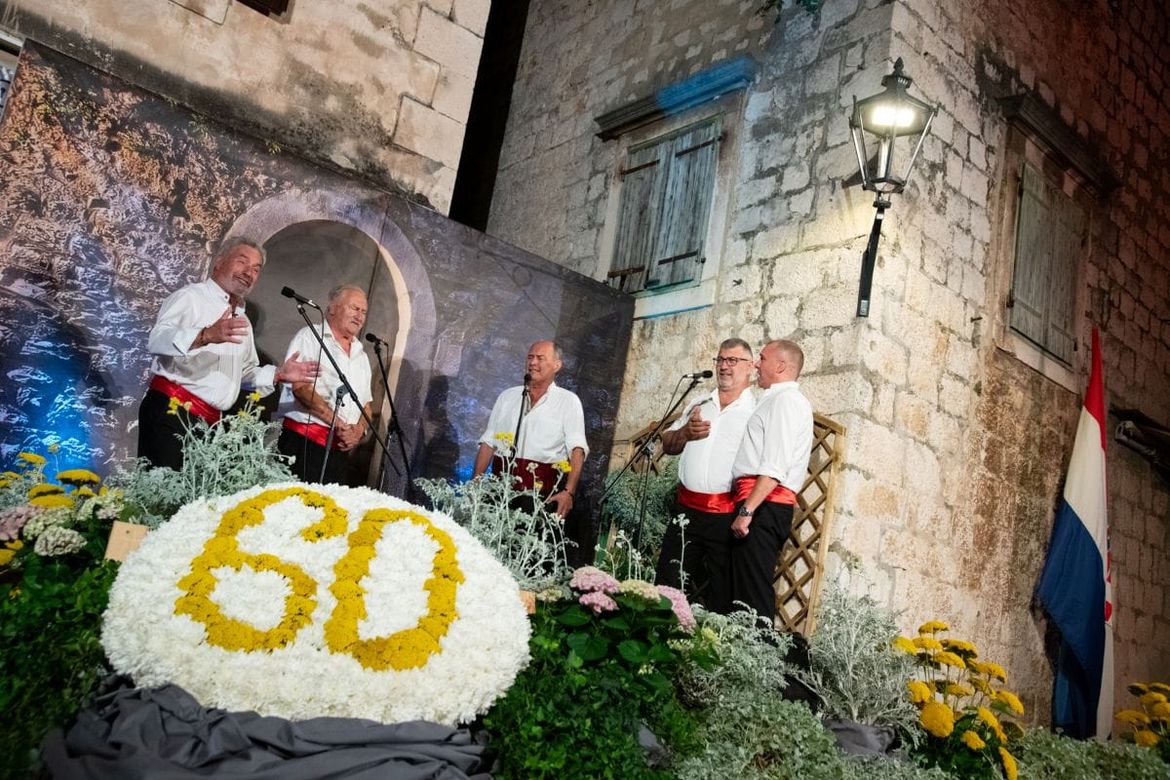 Ovacije, pokoja suza i povratak šampiona: Otvoren je 60. Omiški festival!