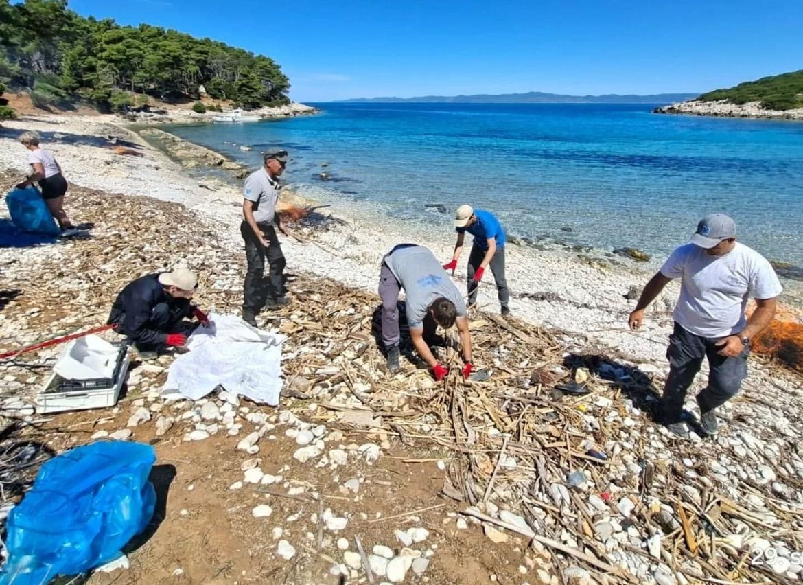 EKOLOŠKA AKCIJA U LASTOVSKOJ UVALI Vrijedni volonteri s predivne plaže uklonili čak 130 kilograma otpada!