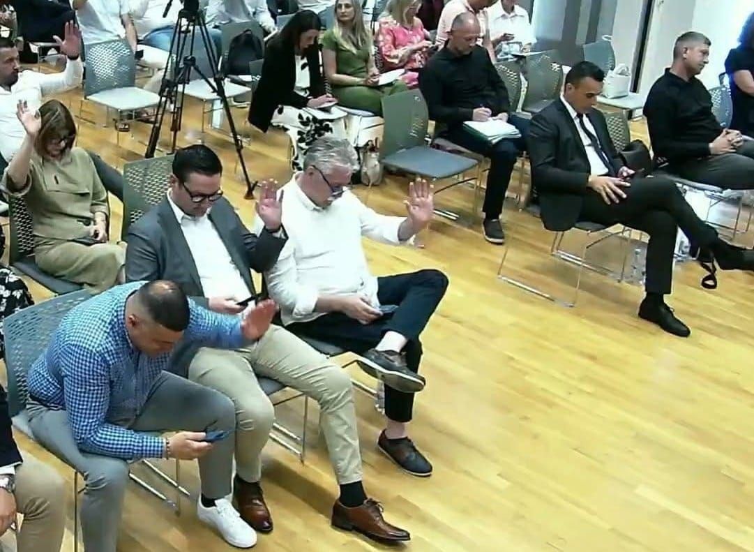 "VIJEĆE ZOMBIJA" Gnjev u Šibensko-kninskoj županiji zbog ove fotografije: "Zabranite im mobitele kao djeci u školi!"
