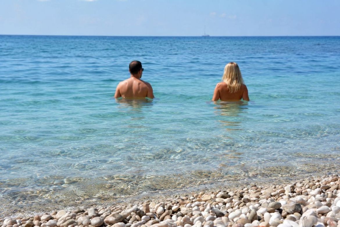 Postavljena spomen ploča na najstarijoj nudističkoj plaži u Hrvatskoj - Kako je britanski kralj zbog ljubavi i kupanja bez odjeće Rab upisao u povijest?
