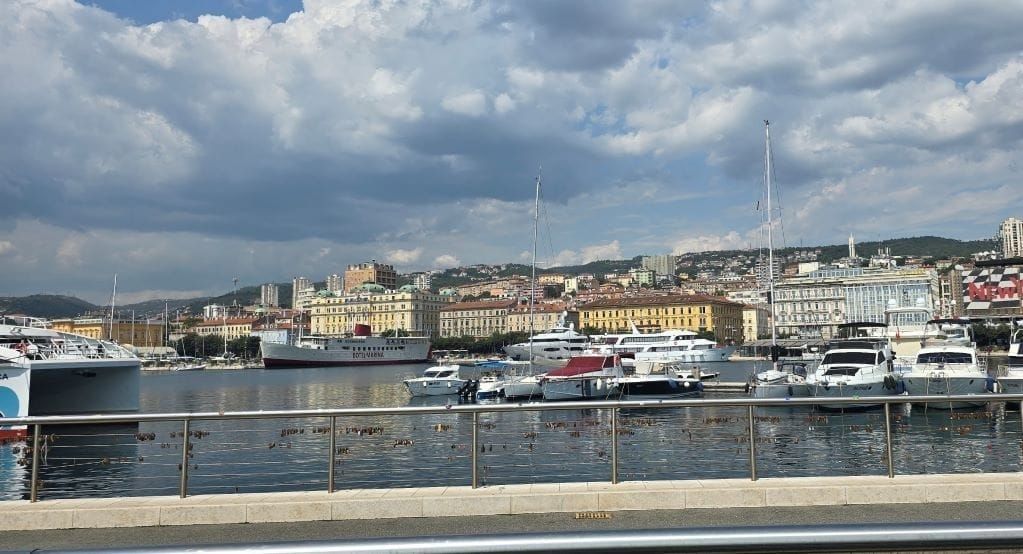 Dok Rijeci i sjeveru Istre stižu pljuskovi s grmljavinom, Dalmacija se grije na sunčanih 30 °C!