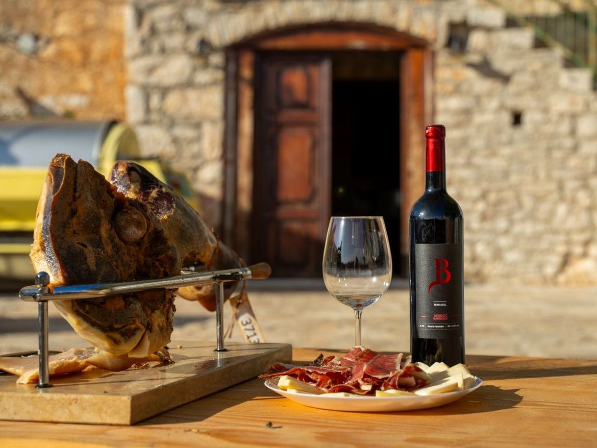 Vinska renesansa otoka Šolte: Festival vina MED&TERRA u znaku domaćih vinara, autohtonog dobričića i koncerta Jasne Zlokić