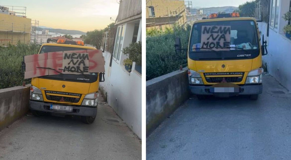 LUDOST U HVARU Kamionom zatvorio ulicu prema moru i postavio natpis: "Nema na more" te "Hormuz"
