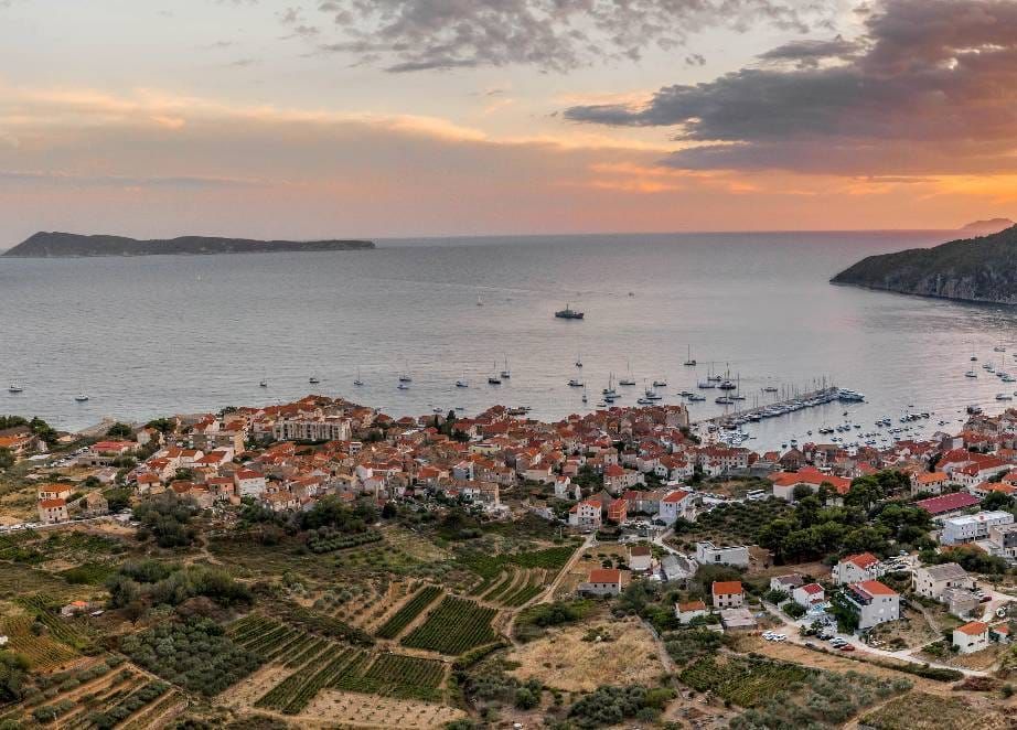 BIŠEVO Izložba fotografija "Između mora i vremena"
