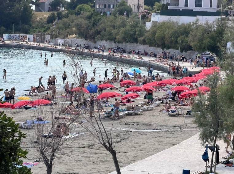 Reklamni suncobrani na Bačvicama još "koju godinu"