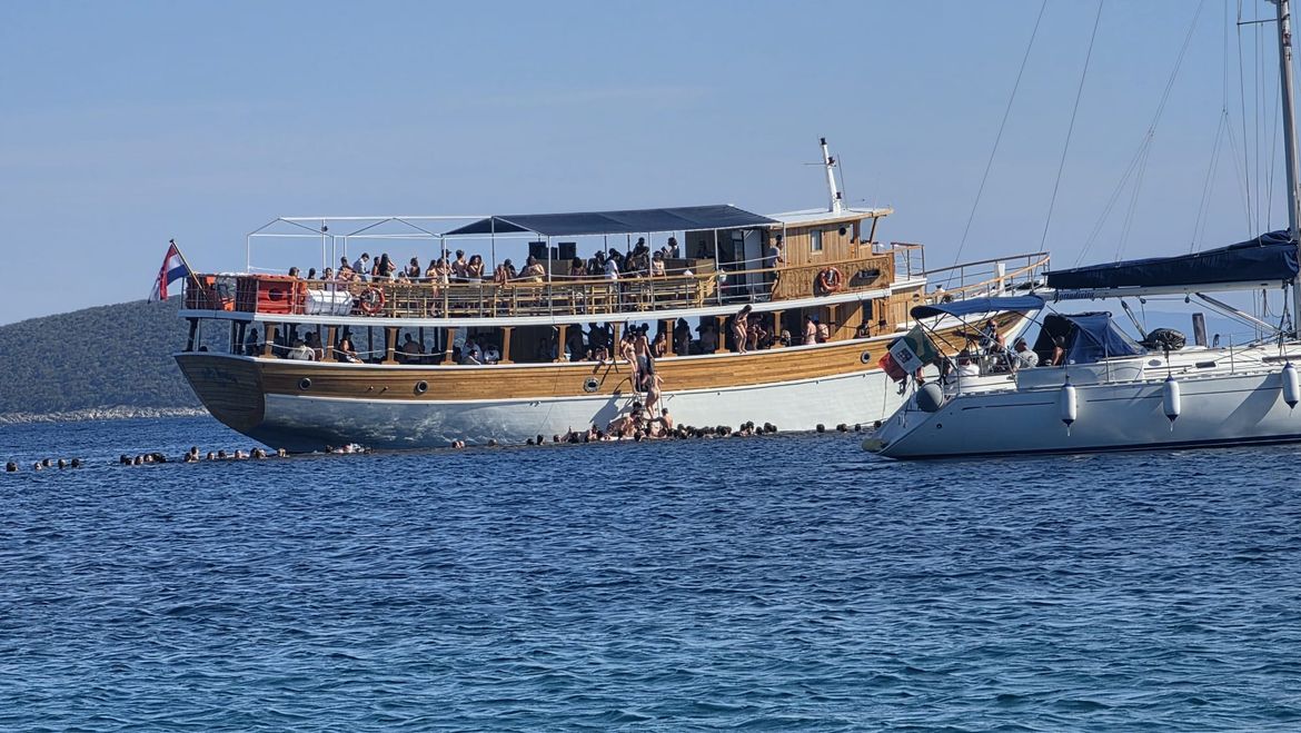 PLAVA LAGUNA Natiskani jedan na drugom turisti se bacaju u more s broda: "Nema tko nadzirati"