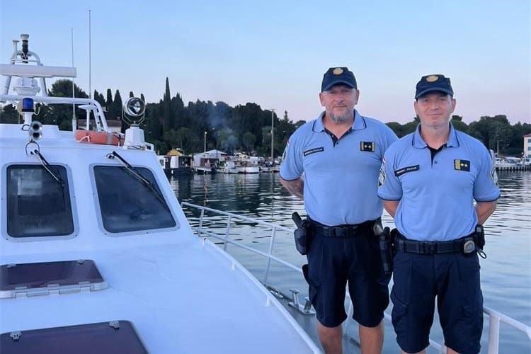 JUNACI IZ ISTRE  Policajci spasili Slovence koje su iscrpljeni plutali morem