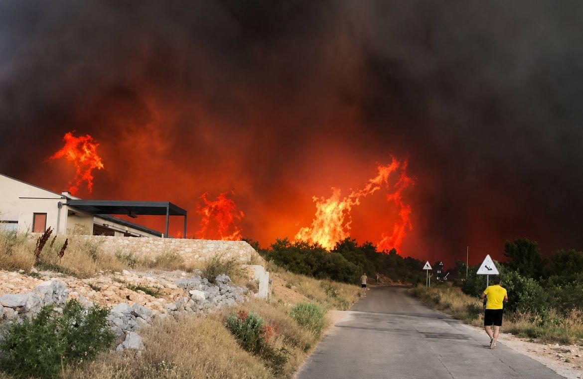 DRAMATIČNA VEČER U DALMACIJI Grmljavinsko nevrijeme aktiviralo niz požara, stotine vatrogasaca i kanaderi obranili kuće