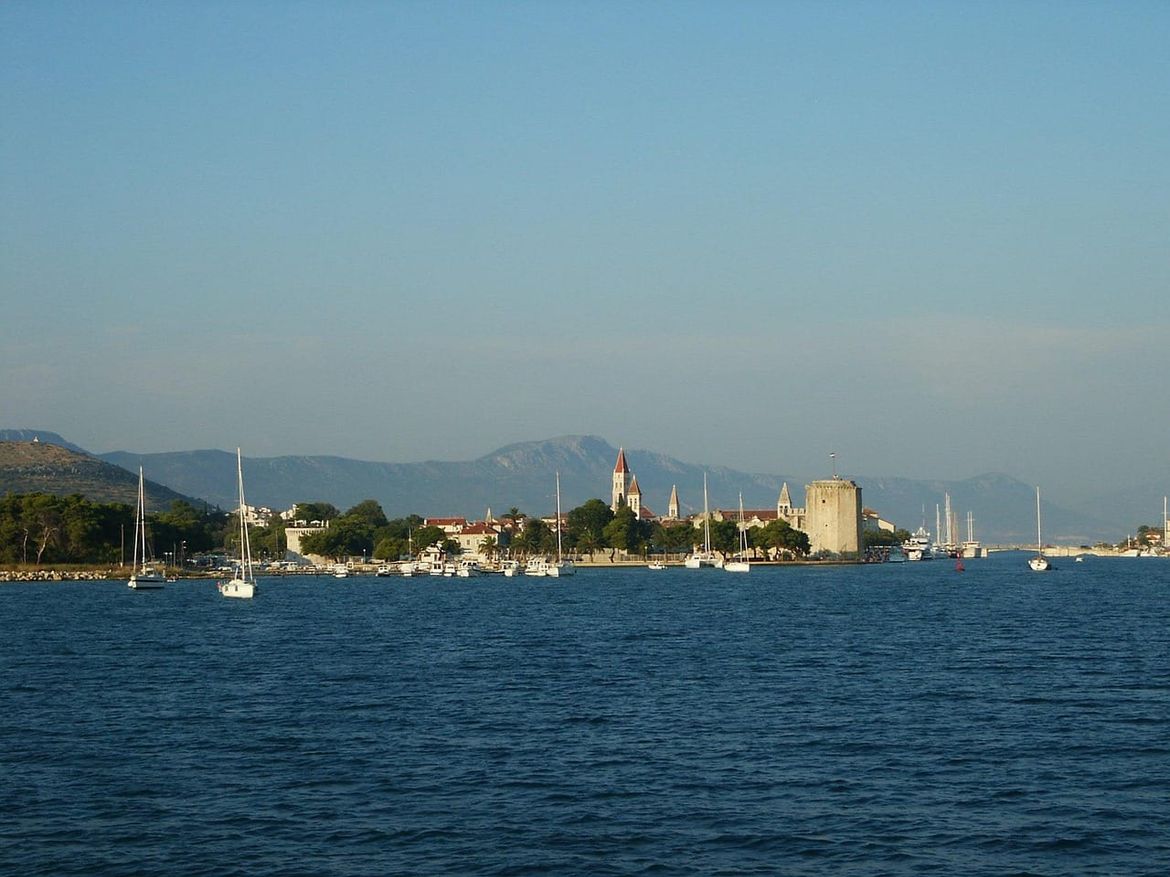 Četvrtak većinom svježiji, ponegdje kiša, grmljavina, bura, a na jugu jugo