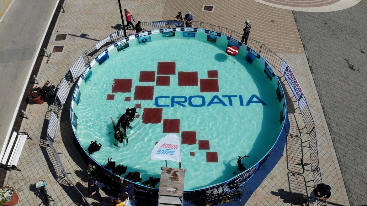 Pogled u plavo u gradu Rabu