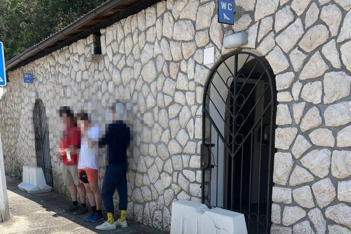 Putnici se žale: "Usred sezone ne radi WC na liniji Valbiska - Merag!" Nazvali smo ŽLU i saznali u čemu je stvar!