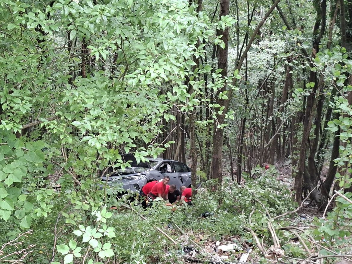 Automobil s pet Danaca visio nad provalijom: "Spašeni su, djeca helikopterom prebačena u Rijeku"