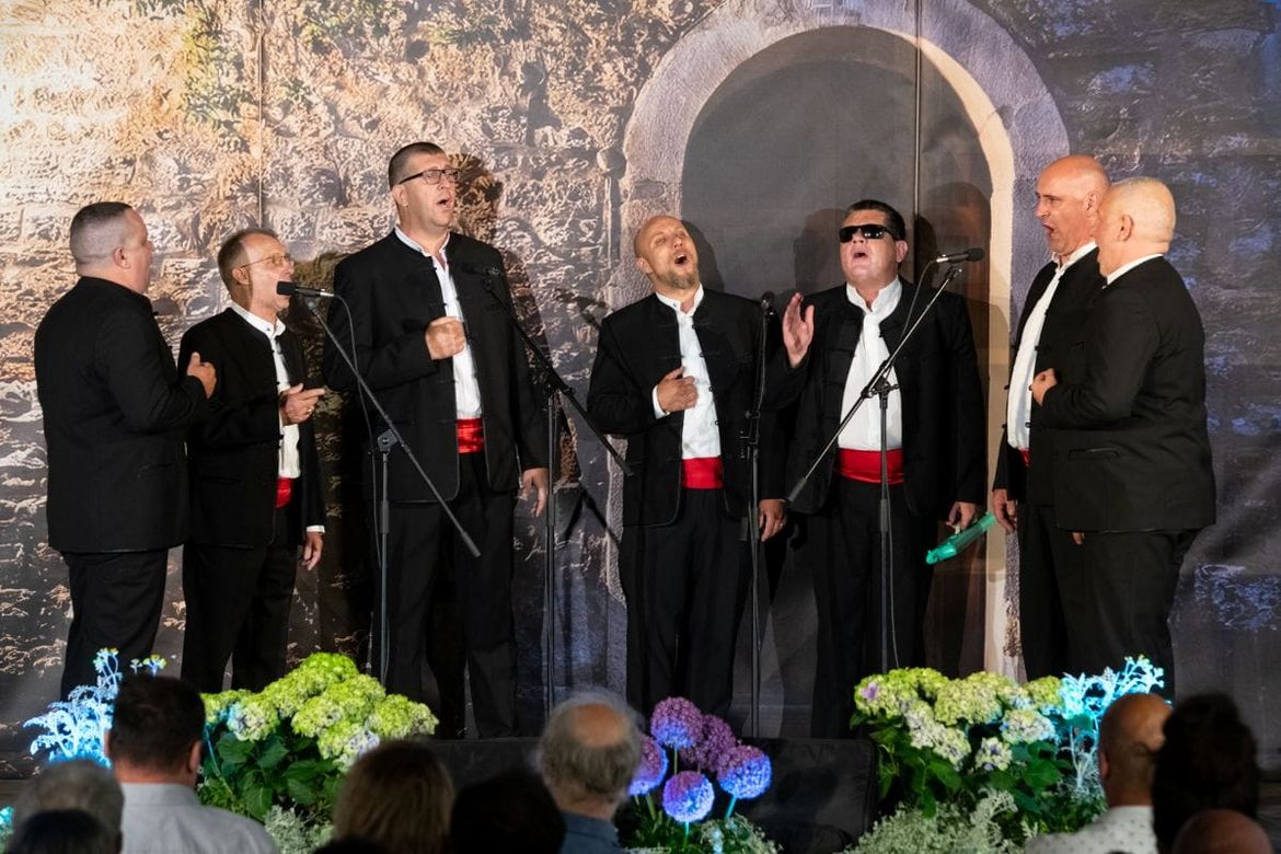 PALA PRVA ODLUKA NA JUBILARNOM OMIŠU Dva debitanta/favorita podijelila vrh, žiri na mukama!