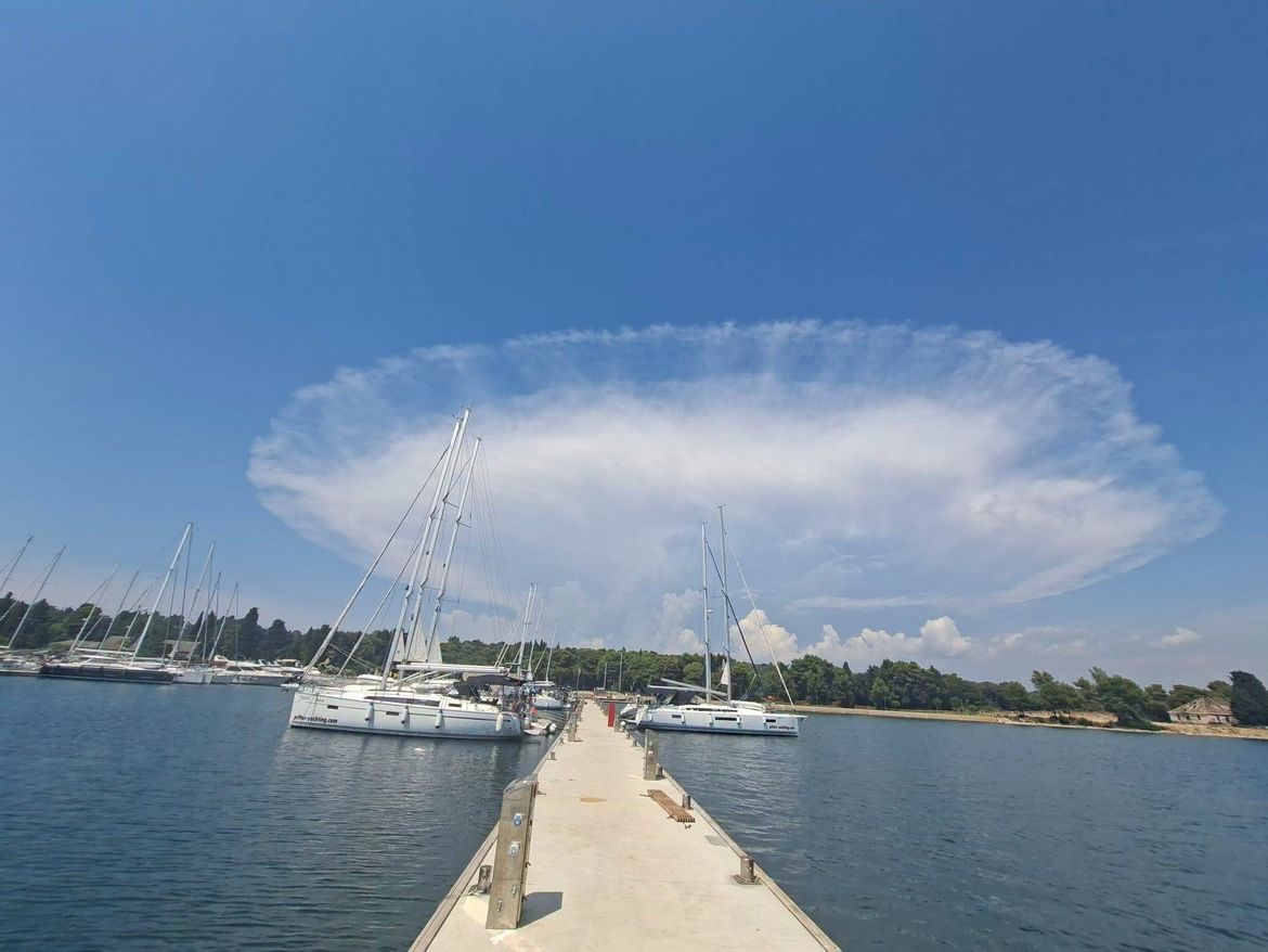 Fascinantan meteorološki fenomen visok 12 km snimljen iznad Istre, evo o čemu se radi i što nagovještava!