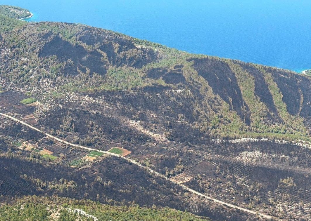 FOTO Požar na Korčuli pod kontrolom: Ovako opožareni otok izgleda iz zraka!