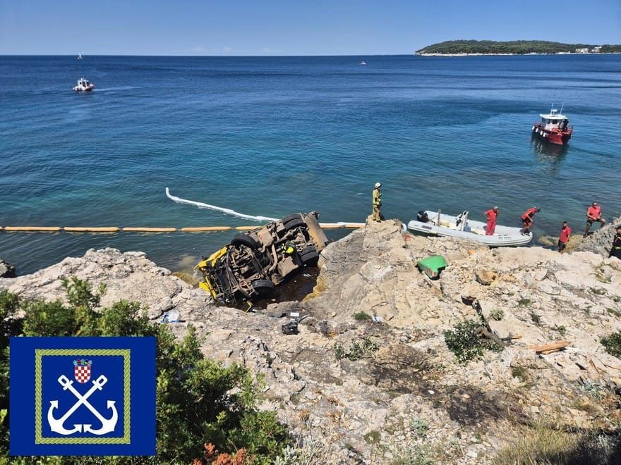 PULA Traje sanacija nakon pada kamiona u more: "Došlo je do onečišćenja mora"